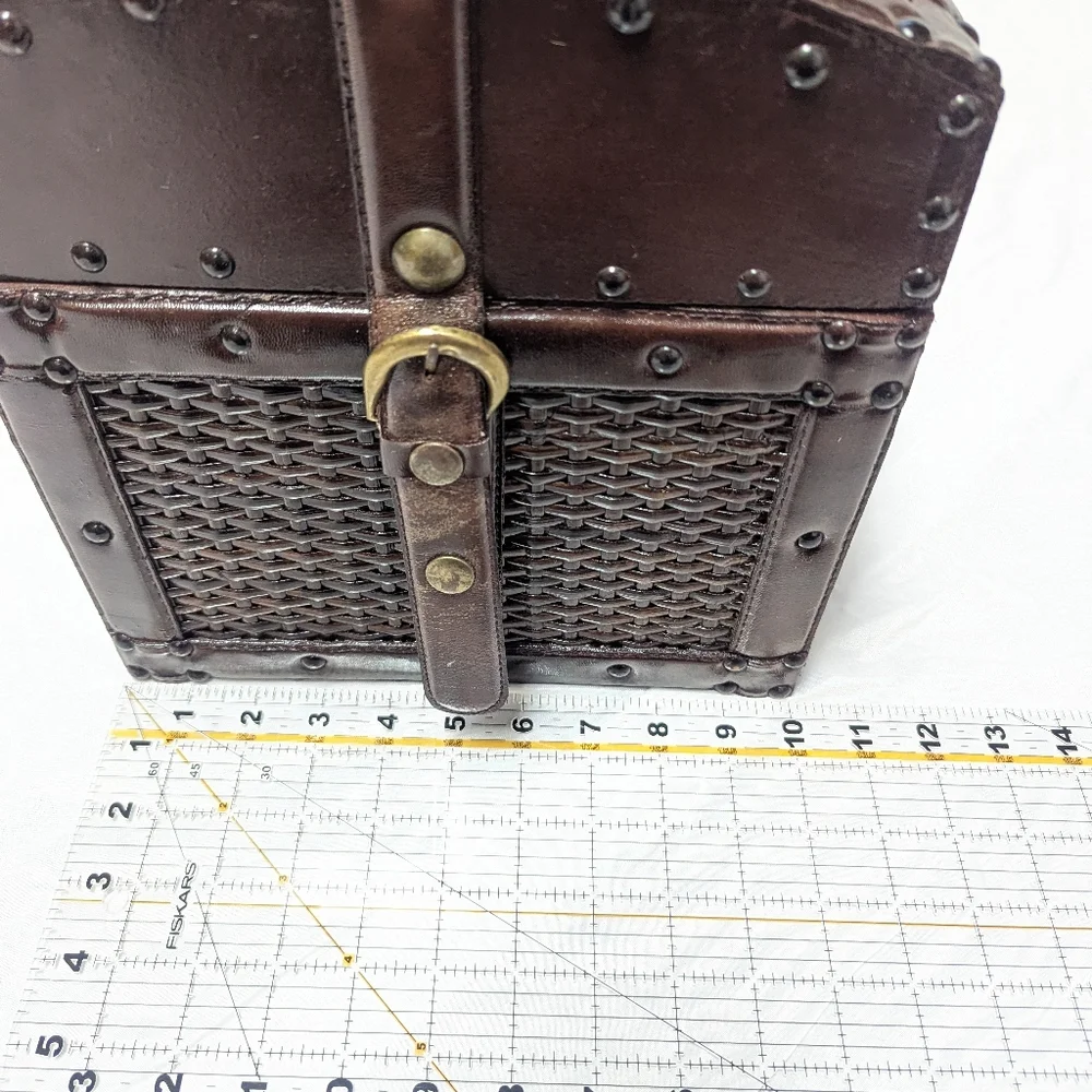 Vtg 80s Hinged Wicker Riveted Wooden Box Med 10x9x11 Dome Lid Snap Closure READ
